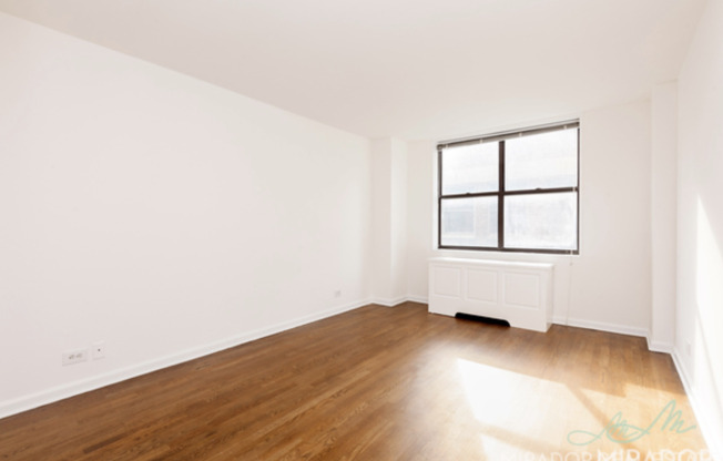 1 bed, 1 bath, $4,400, Unit 28A