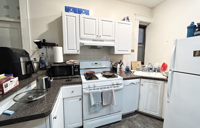 2 beds, 1 bath, $3,550, Unit 11