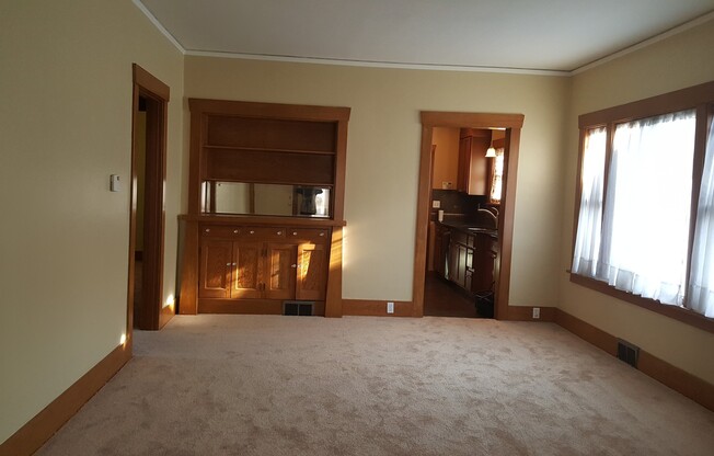 AUBURN - DOWNTOWN 2 BEDROOM CRAFTSMAN RAMBLER w/full basement