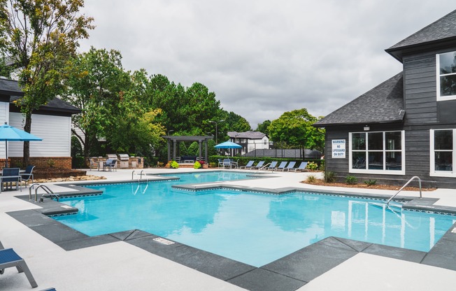 Alister Lake Lynn checks all the boxes. From modern apartment finishes to resort-inspired amenities to easy access to the creative and vibrant energy of North Carolina's Research Triangle. This is life at your pace.