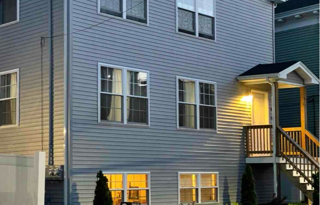 84 GLENHAM ST