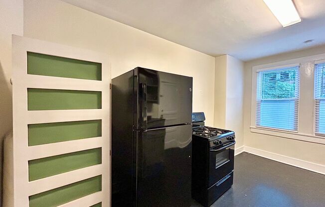 2 beds, 1 bath, $900, Unit Apt. A