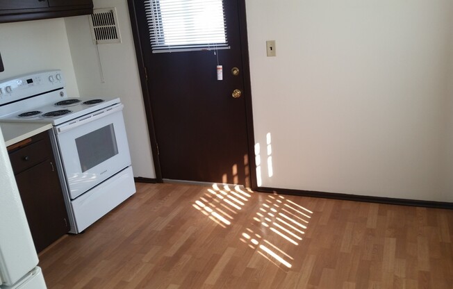 2 beds, 1 bath, $915, Unit 33-2