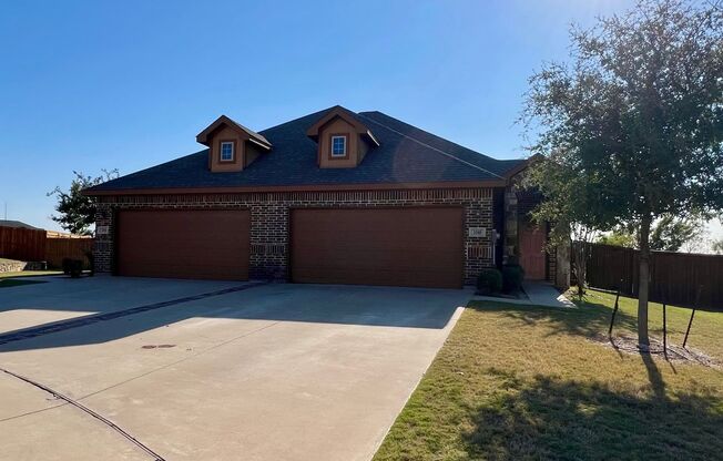 Luxury 3 Bedroom Duplex Located in Midlothian, Texas!