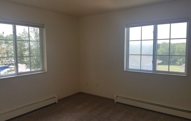 2 beds, 1 bath, 900 sqft, $899