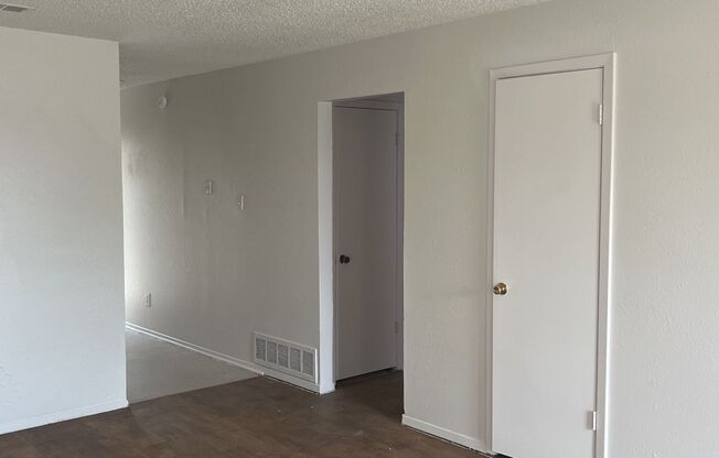 2 beds, 1 bath, 840 sqft, $850, Unit D