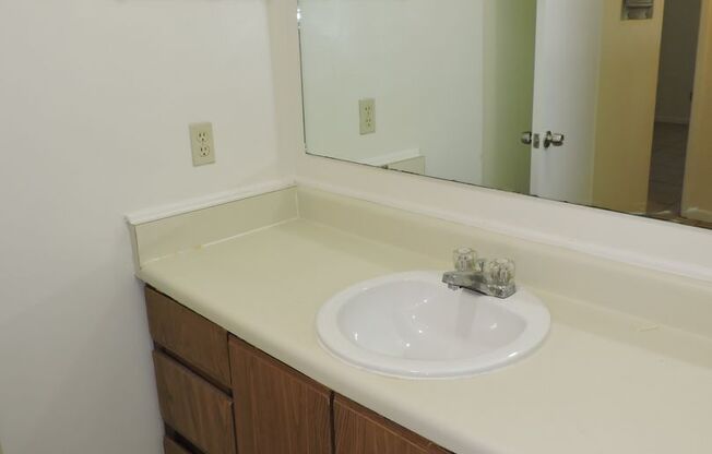 2 beds, 1 bath, $1,250, Unit Apt 24