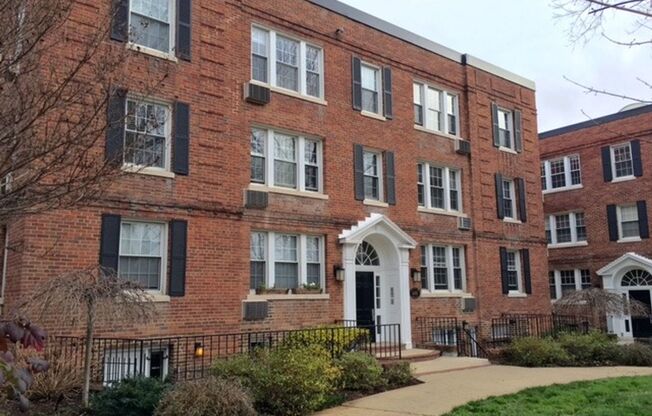 MacArthur Park One Bedroom W/Off Street Parking Included & Pets Welcomed!!
