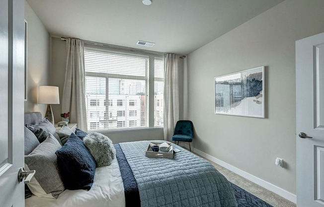 Bedroom with a large window at Hightgate At The Mile in McLean