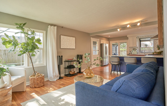 Charming Bungalow Downtown Vancouver With Modern Update!!