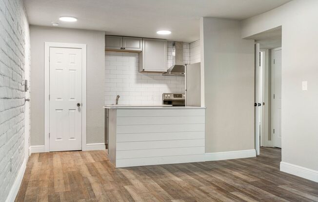 1 bed, 1 bath, 650 sqft, $895, Unit White Oaks #E