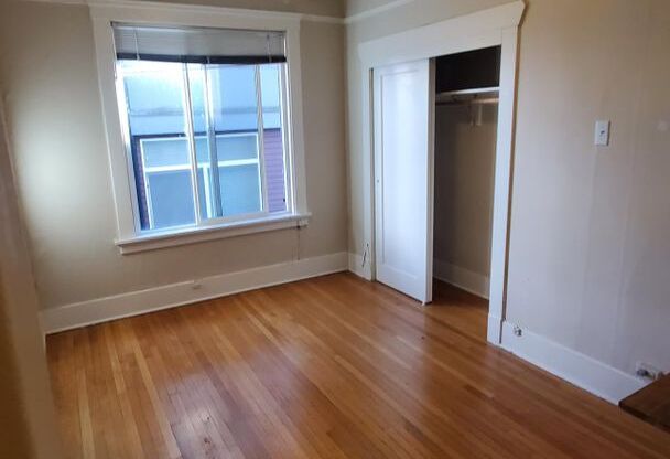 Studio, 1 bath, 290 sqft, $1,195, Unit 210