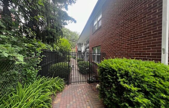 247 S 18 ST