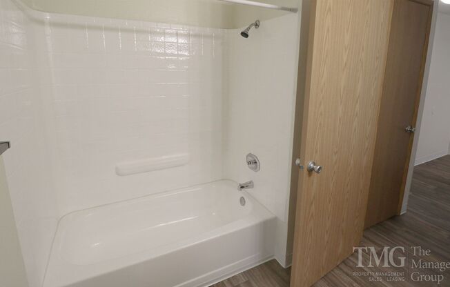 2 beds, 1 bath, 800 sqft, $1,595, Unit 04