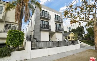 4815 Elmwood Ave # 1/2