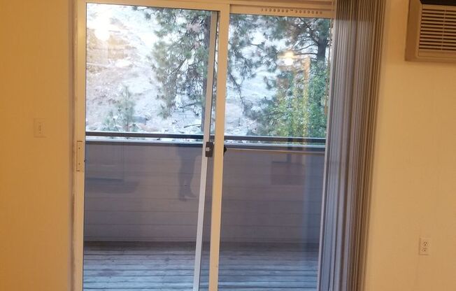 2 beds, 1 bath, 750 sqft, $1,375, Unit Bluff-7