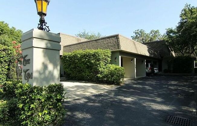 Beautifully updated 2 bedroom 2.5 bath townhome in highly desirable Lake Ivanhoe!