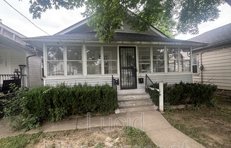 1029 QUEEN AVE