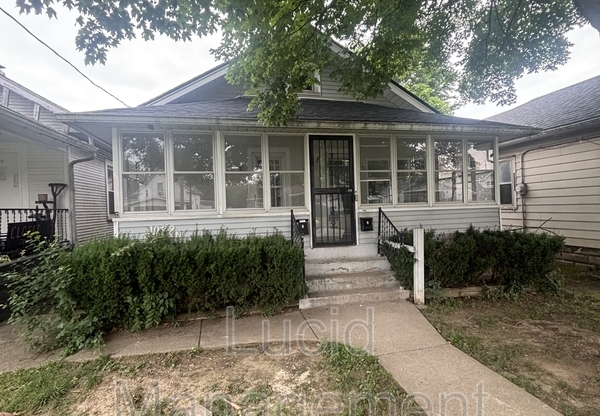 1029 QUEEN AVE