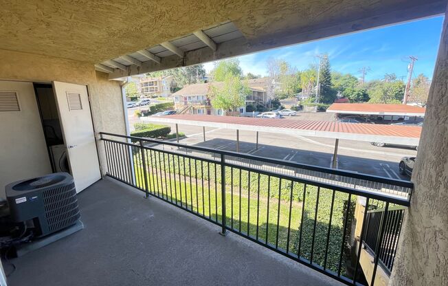 2 Bed / 2 Bathroom w/ Laundry & A/C in unit