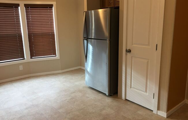 Nice Apartment in North Pointe! No one living above you, below you, or sharing walls beside you!  Peace..