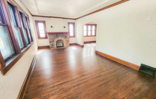 Renovated 2-Bedroom Upper Duplex Unit