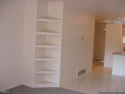 2 beds, 1.5 baths, 900 sqft, $1,100