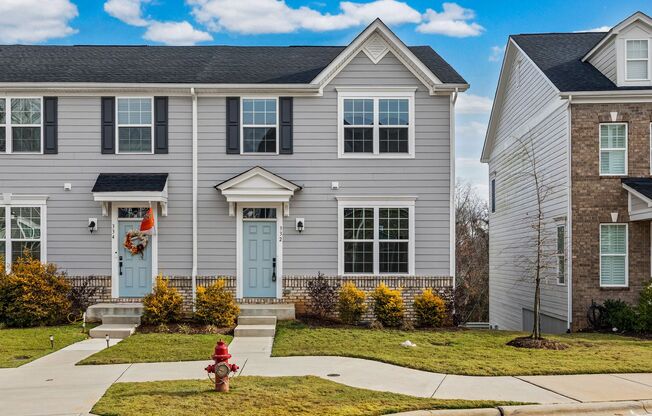 Like new 3-bed, 2.5 bath townhome in Cramerton Mills Parkway!