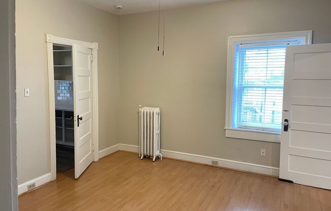 1 bed, 1 bath, $1,050, Unit 145 E. Vine St. Apt. 4