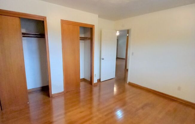 2 beds, 1 bath, 903 sqft, $1,250, Unit B-4