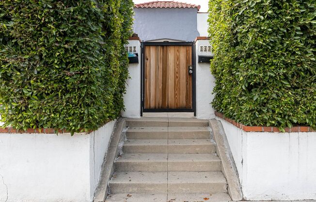 Must see modern 2 BR/2 BA just north of Melrose near Paramount Studios!