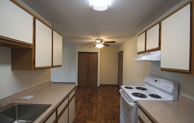 2 beds, 2 baths, 915 sqft, $1,695, Unit 204