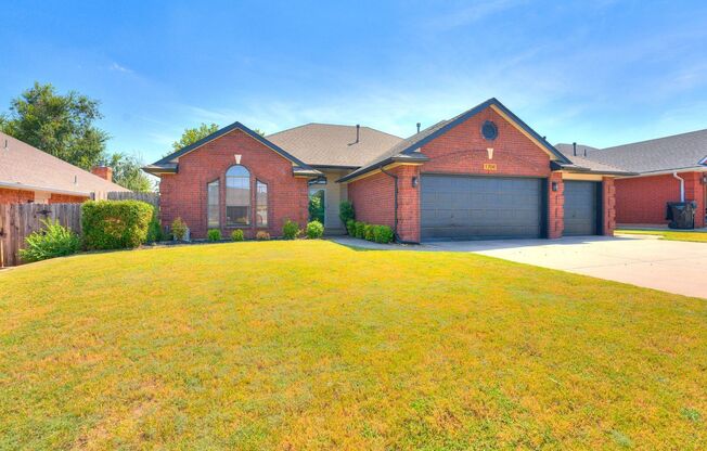 Beautiful 4 Bedroom Home with Inground Pool near Veterans Park in Moore