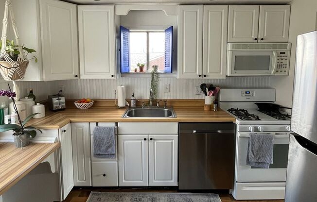 USGA RENTALY ONLY! CHARMING 2 BEDROOM HOME