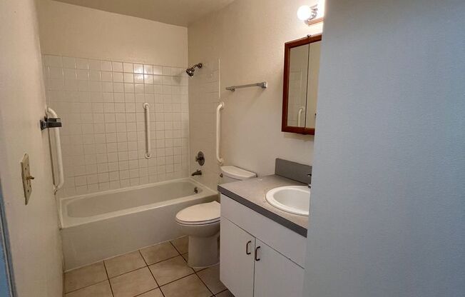 2 beds, 1 bath, 669 sqft, $1,245, Unit 33