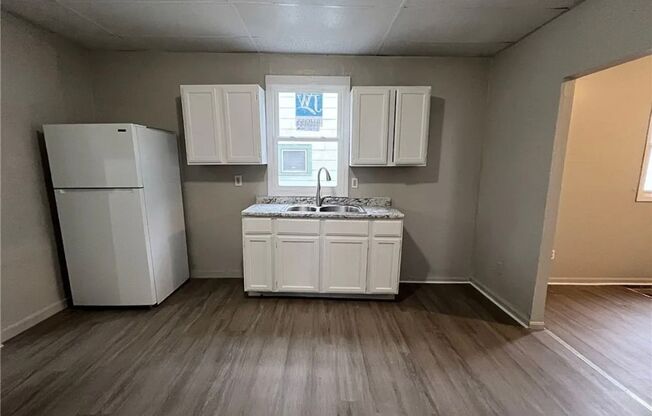 2 beds, 1 bath, $775, Unit Down