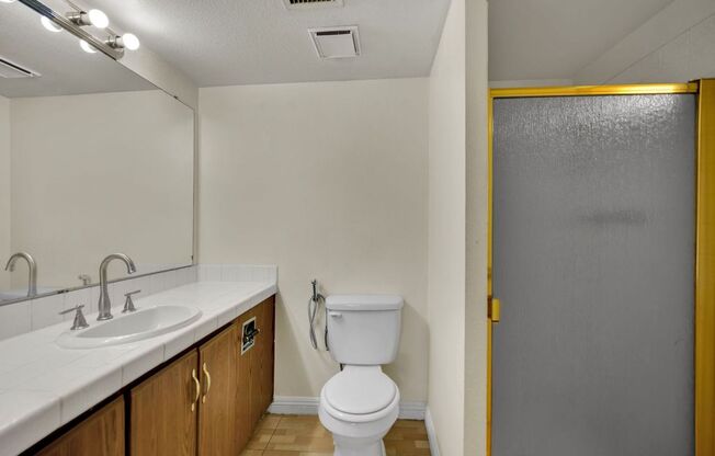 Very Nice 2bd/2ba Condo!! Gated Friendly Community w/ Pool!!