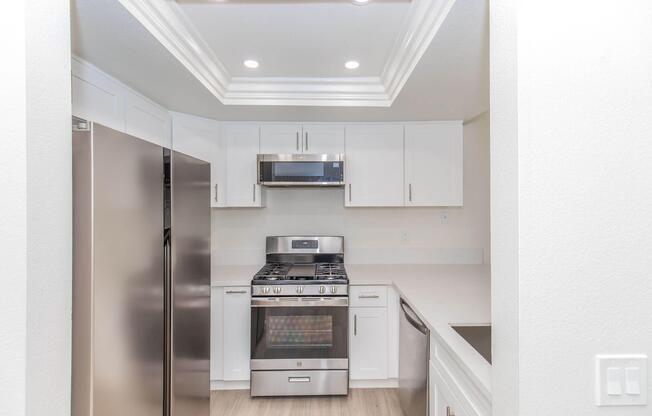 2 beds, 2 baths, 880 sqft, $3,020