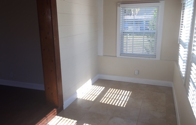 Remodeled 2/1 - Close to Howard and UT