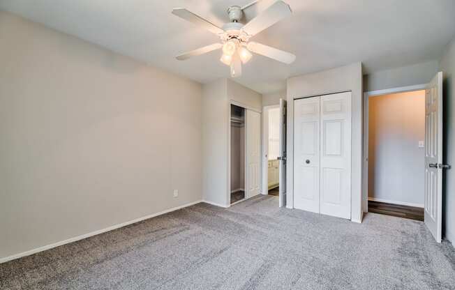 Beige Carpet In Bedroom at Glen Hills Apartments, Glendale, Wisconsin