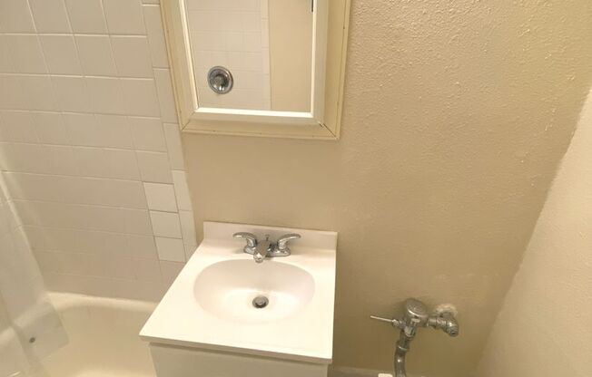 Studio, 1 bath, $825, Unit 05