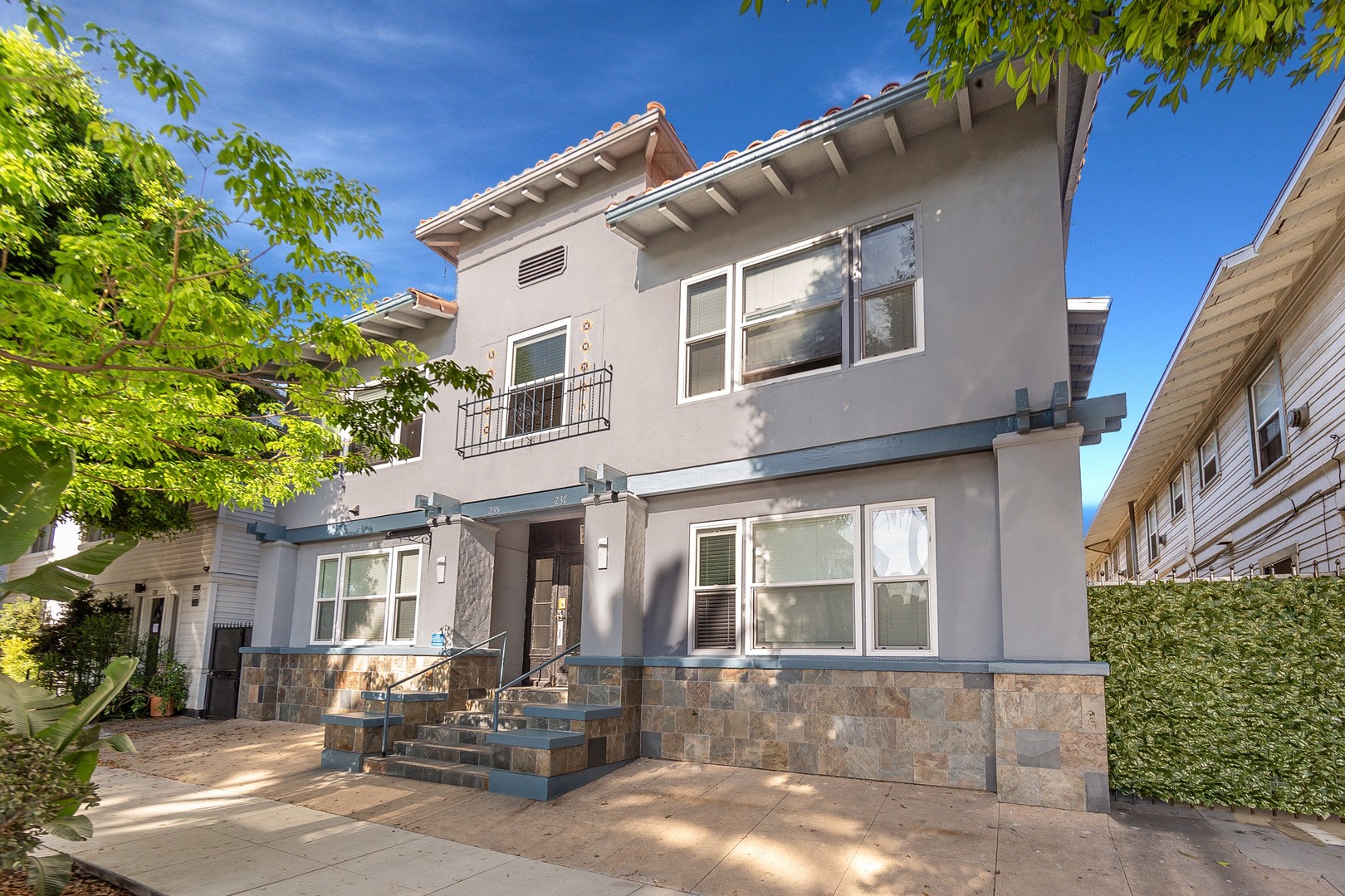 Beautiful 1b Apartment Located in Downtown LBC - All utilities included !!!!