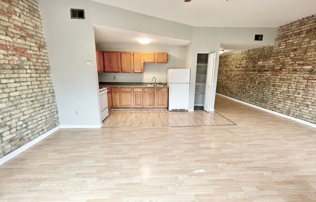 3 beds, 1 bath, $1,500, Unit 1726-02