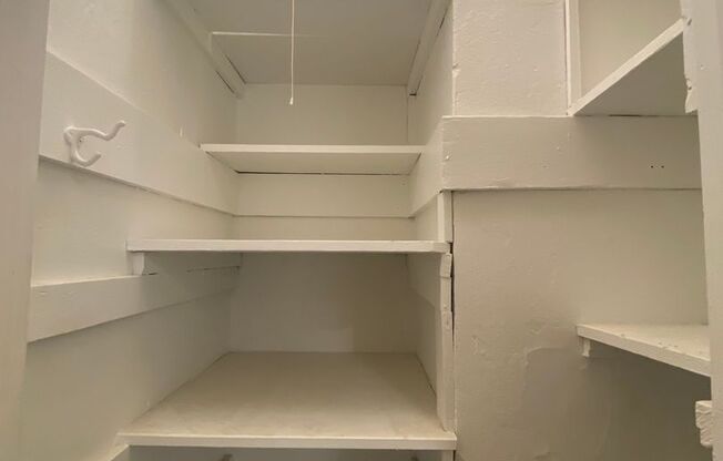 1 bed, 1 bath, 572 sqft, $1,510, Unit Old King Edward 15