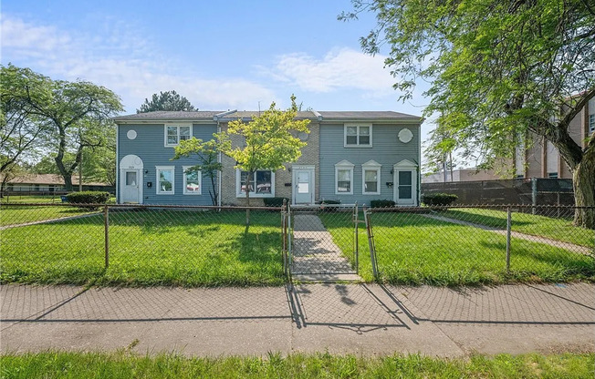 Lovely 2-Bedroom Townhouse in Central Toledo
