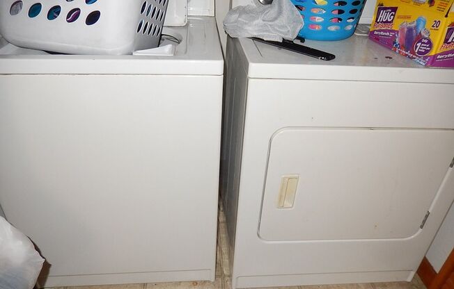 NICE 2/1.5 NW TWN w/ Open Floor Plan, Washer/Dryer, Patio, Community Pool, & More! $1195/month Avail September 1st!
