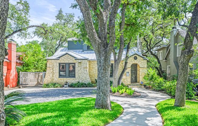 RENOVATED 5-BEDROOM HOME IN ALAMO HEIGHTS
