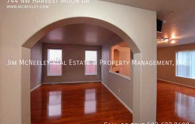 744 NW HARVEST MOON DR