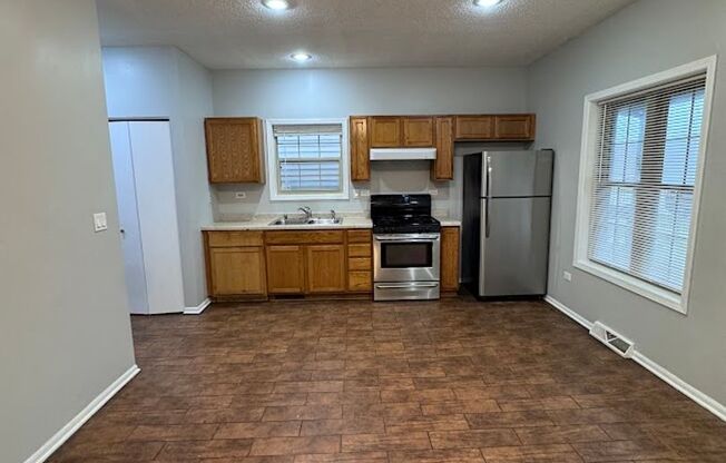 Available 8/1- Single Family home 2Bed 1bath located in Englewood