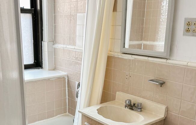 Studio, 1 bath, 423 sqft, $1,575, Unit 540-8D